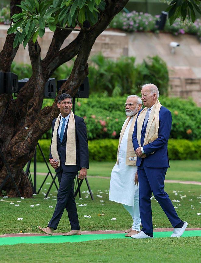 英国首相跪地和孟加拉女总理聊天，惹争议，印度妻子穿纱丽返英（组图） - 4