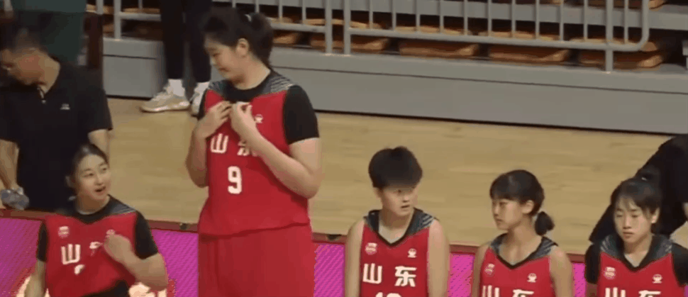 夸张！中国16岁女篮球员228公分比姚明还高！上场如巨无霸（视频/组图） - 1