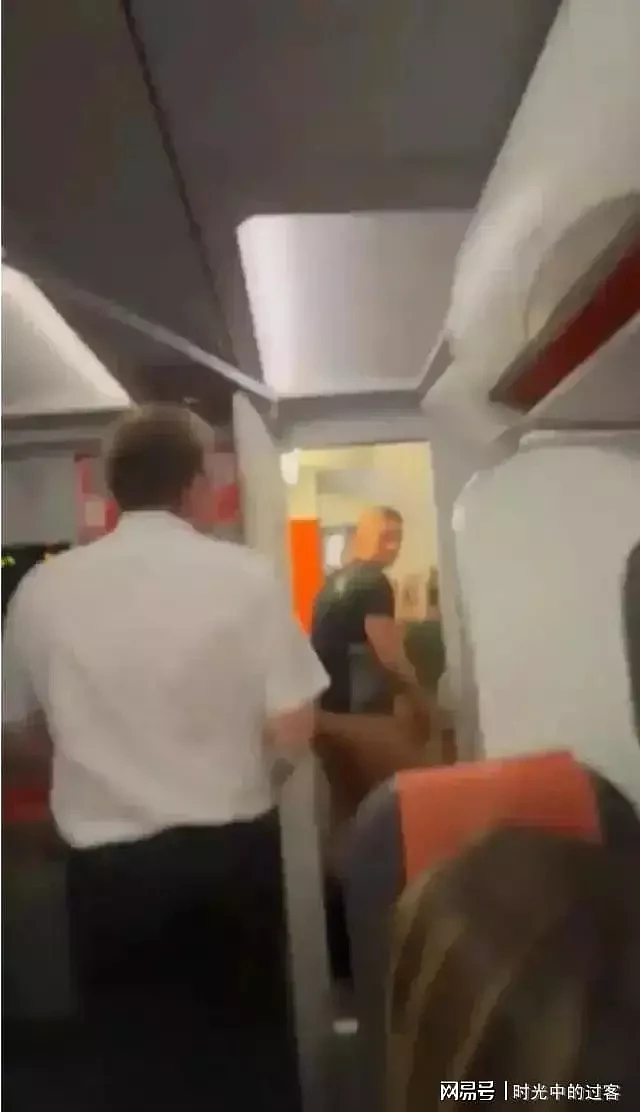 英国航班上现不雅一幕，厕所内发生性关系，乘客目睹爆发惊呼（组图） - 1