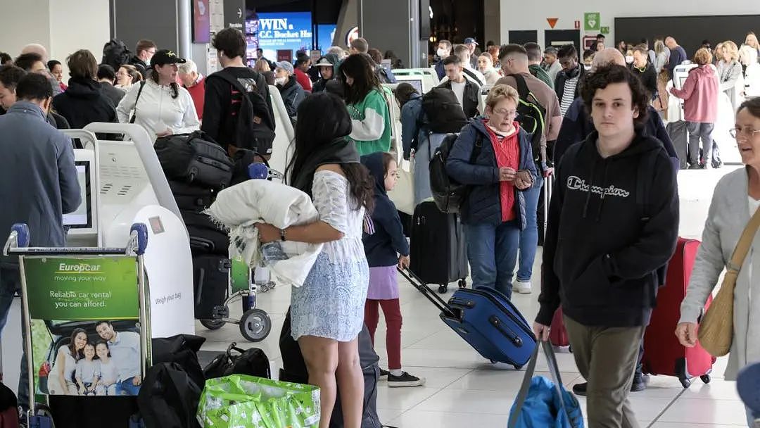 90名澳洲人已被困数日；苹果12手机在法国被禁售；大量中国游客抵达澳洲；都好几年了，近百辆停在悉尼机场的车无人认领 - 6