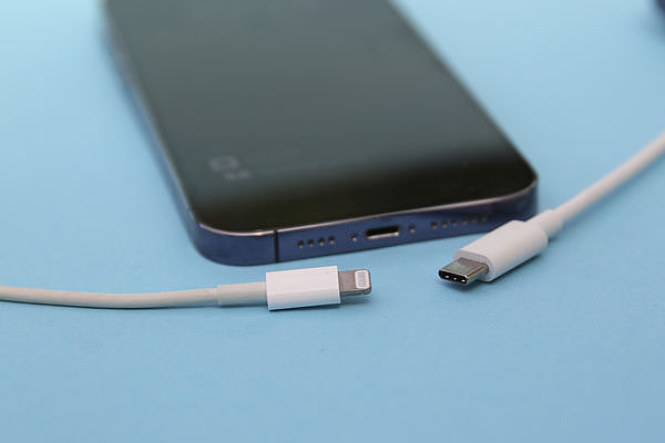 iPhone 15充电器别乱买！劣质USB-C少1装置恐让手机烧坏（图） - 1