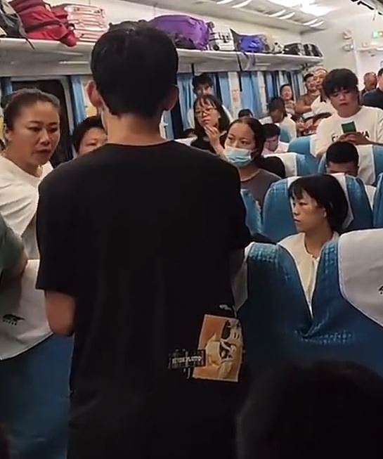 男子火车上当众“辱华”惹众怒！大姐施锁喉：“你就是个舔狗！不允许你说我们中国不行”（视频/组图） - 3