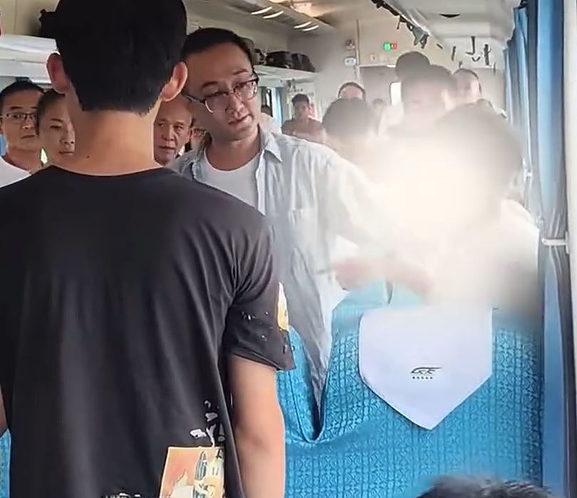 男子火车上当众“辱华”惹众怒！大姐施锁喉：“你就是个舔狗！不允许你说我们中国不行”（视频/组图） - 9
