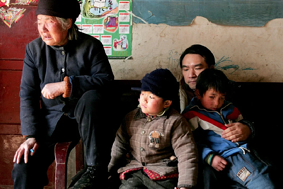 哈佛天才放弃百万年薪，到中国农村，给30000个孩子当爸（组图） - 10