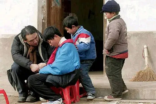 哈佛天才放弃百万年薪，到中国农村，给30000个孩子当爸（组图） - 15