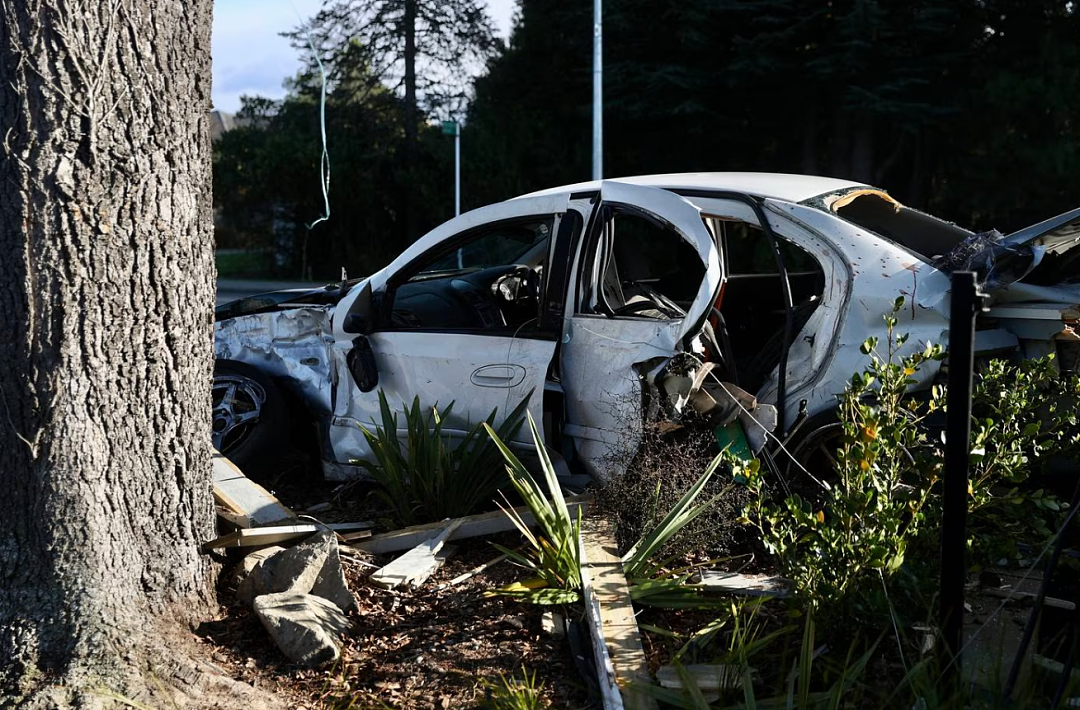 悲剧！今晨新西兰18岁女孩当场死亡，街头飙车逃逸并冲进居民家（组图） - 4