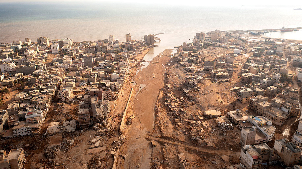 利比亚毁灭性洪灾已发生近一周，上万人罹难、万人失踪，德纳市弥漫尸臭味，令BBC描述「令人反胃」。 图为德纳市灾后空拍画面。 （图／路透社）