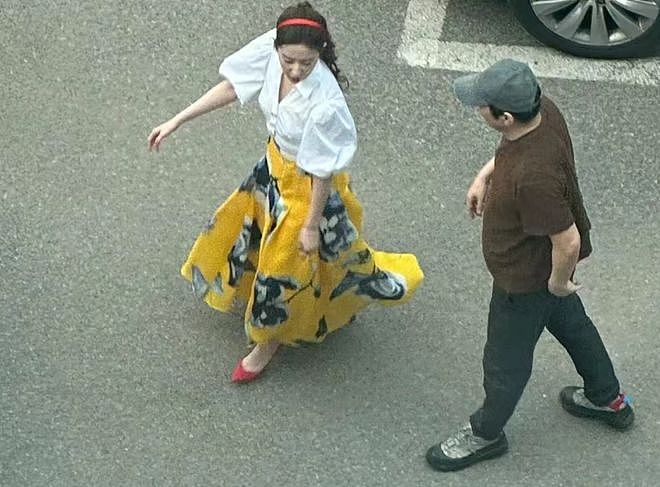 网友晒刘亦菲路透照：白衣黄裙好似童话公主，侧颜好绝（组图） - 8