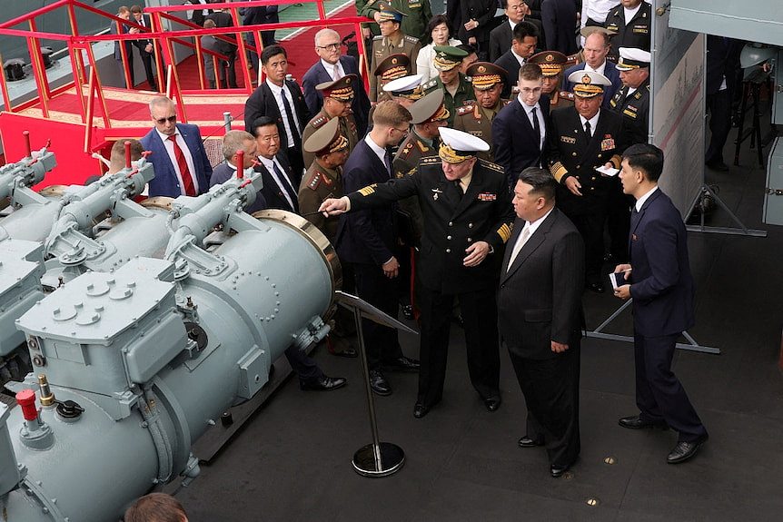朝鲜领导人金正恩考察俄制战略轰炸机和高超音速导弹（图） - 3