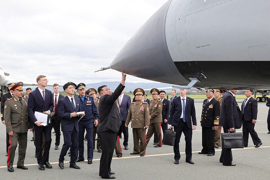 朝鲜领导人金正恩考察俄制战略轰炸机和高超音速导弹（图） - 1