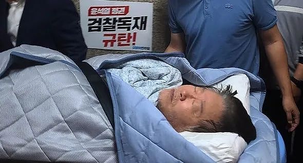 绝食19天的李在明被检方提请逮捕，韩国“朝野大战”如何收场？（组图） - 1
