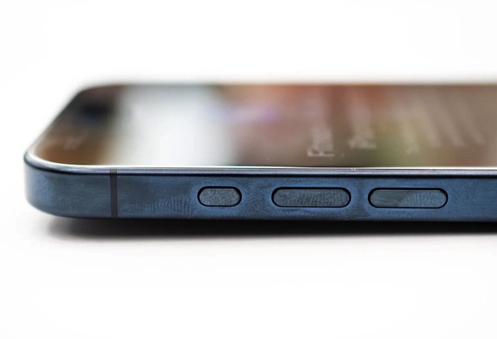 iPhone15 Pro遭曝机壳变色和指纹吸附问题，网评：强迫症勿近（视频/组图） - 2