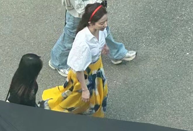 网友晒刘亦菲路透照：白衣黄裙好似童话公主，侧颜好绝（组图） - 2