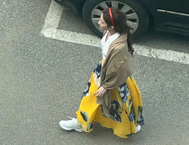 网友晒刘亦菲路透照：白衣黄裙好似童话公主，侧颜好绝（组图） - 3