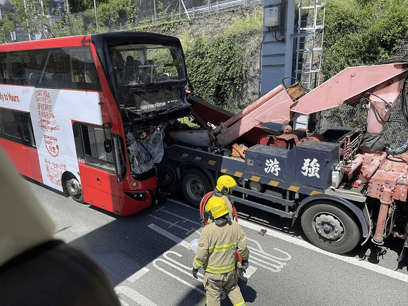 香港巴士与货车相撞已致43人受伤，警方称正调查！现场曝光（图） - 1