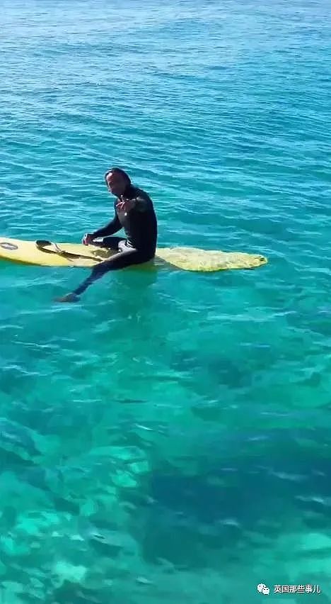 澳洲男子带蛇下海游泳引发围观后遭罚款？专家：海水太冷了对蛇不好！（组图） - 10