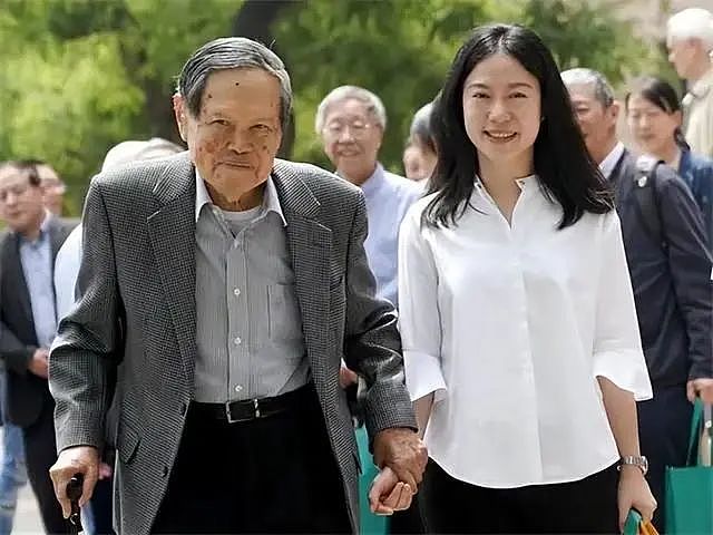 当年，82岁杨振宁首次见到翁帆父母，只说了一句话，竟让61岁岳父无言以对（组图） - 1