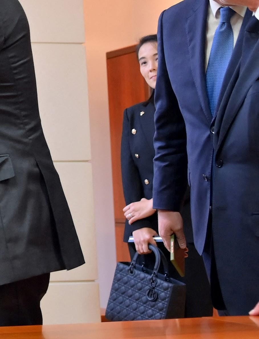 朝鲜时尚达人是她们？金与正疑用DIOR袋，崔善姬包包一袋难求？（组图） - 2