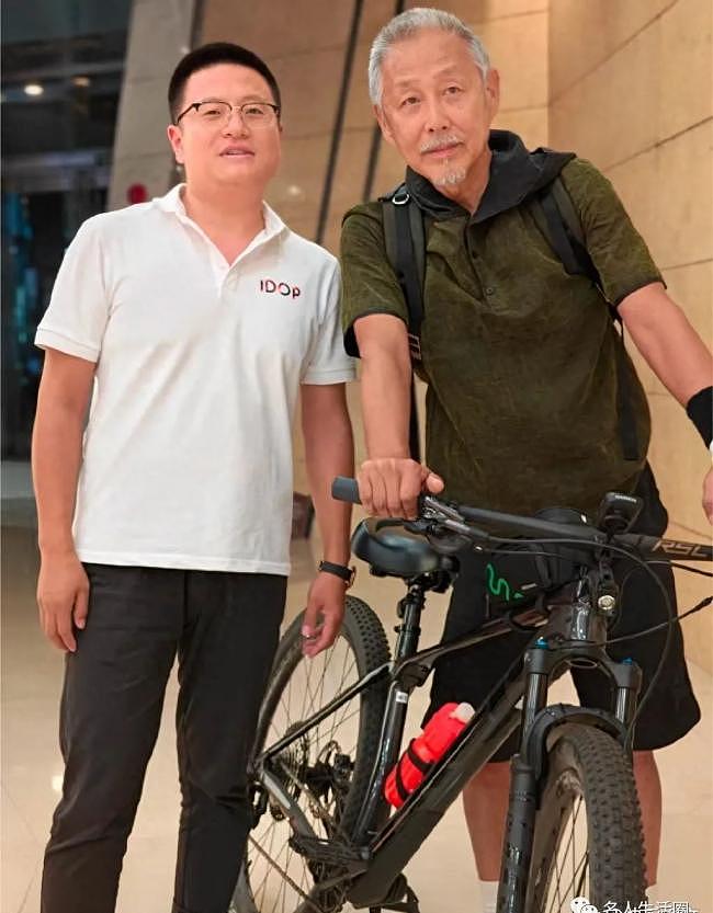68岁陈道明骑自行车被偶遇，满头白发精神好（组图） - 3