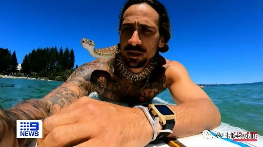 澳洲男子带蛇下海游泳引发围观后遭罚款？专家：海水太冷了对蛇不好！（组图） - 4