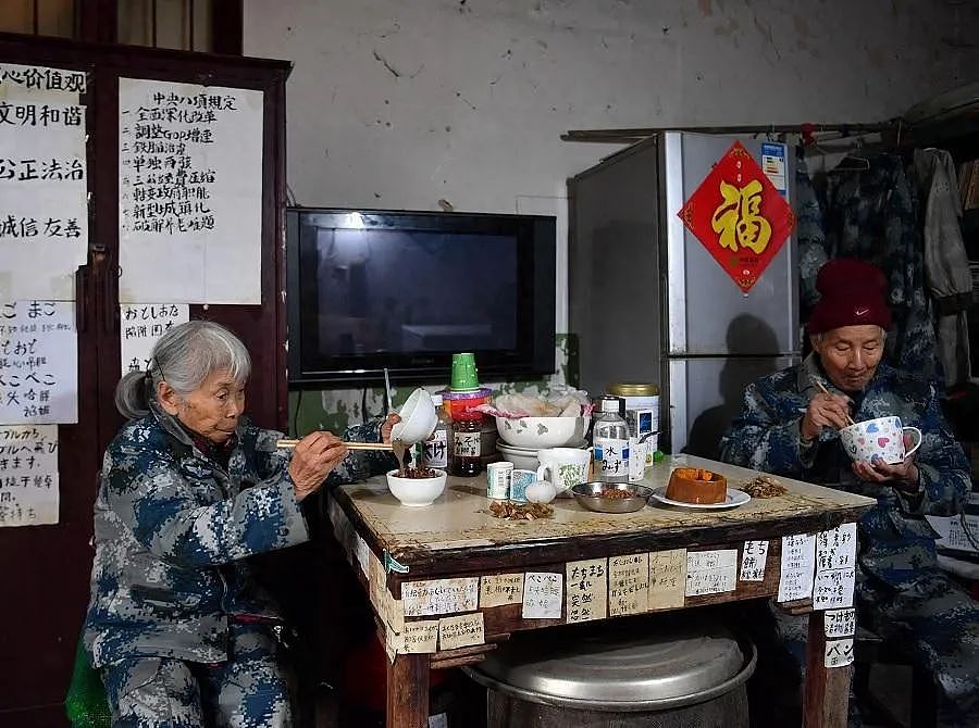 “中国首位女空降兵”马旭：无儿无女，住30平小屋，穿15元鞋子，却捐款1000万（组图） - 8