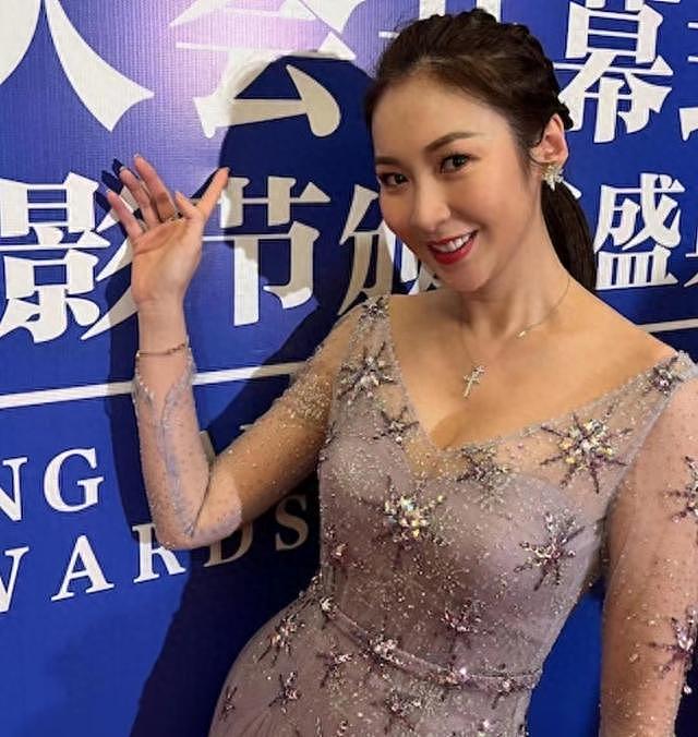 抢眼！TVB女星深V礼裙现身活动大秀傲人身材，已隆胸13年从不后悔（组图） - 15