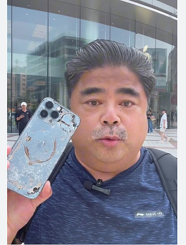 中国知名演员怒砸苹果手机：不再购买（组图） - 1