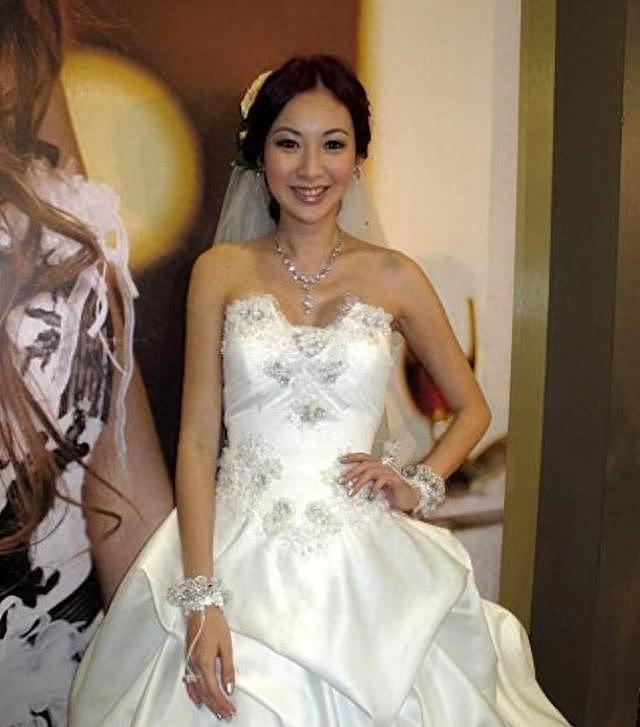 抢眼！TVB女星深V礼裙现身活动大秀傲人身材，已隆胸13年从不后悔（组图） - 7