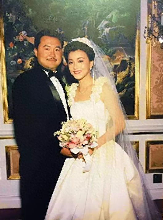 杨澜晒照庆结婚28周年，55岁美丽依旧，甜蜜告白富豪老公与子偕老（图） - 4