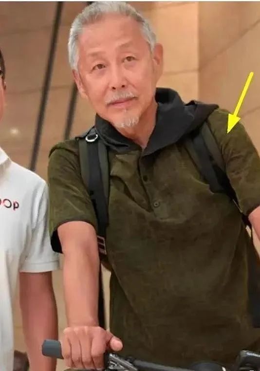 68岁陈道明骑自行车被偶遇，满头白发精神好（组图） - 4