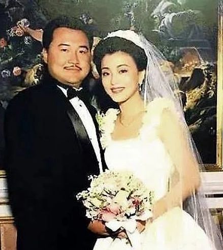 主持人杨澜庆结婚28年，晒与壮硕老公合照，夫妻俩太般配（组图） - 2