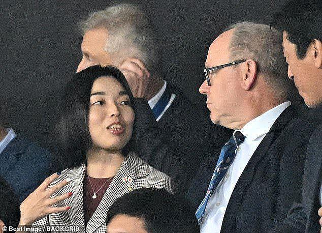摩纳哥亲王和日本公主看比赛，小20岁的妻子又回南非了，引发猜测（组图） - 1