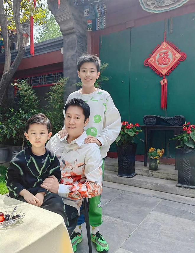 55岁蔡国庆庆生太隆重，披哥集体送祝福，俩儿子精心选礼物好用心（组图） - 10