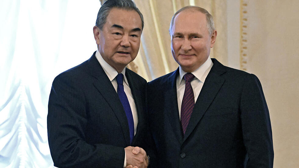 俄罗斯总统普京在圣彼得堡会见中国外长王毅：再确认十月访华（图） - 1