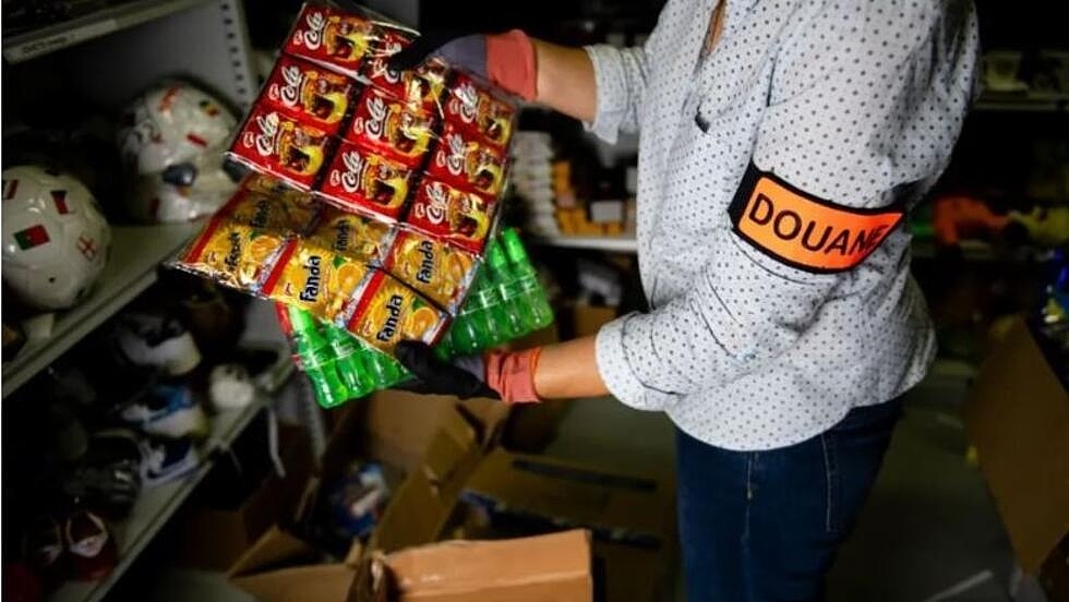 法国留尼汪岛海关查获64万多件中国假冒品牌食品 - 1