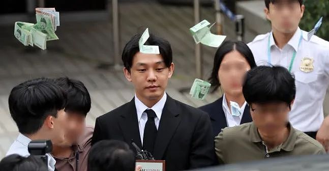 韩国影帝刘亚仁吸毒出庭被市民用钱砸！网友：他嘴角扬起微笑仿佛在拍电影…（组图） - 6