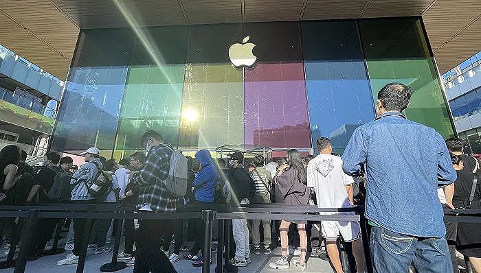 iPhone 15正式发售首日门店依然排长队，苹果在中国将开一家新店（组图） - 1