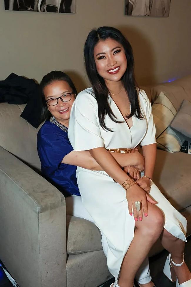 扫兴父母后，这个华裔女孩在美国成为脱口秀明星（组图） - 2