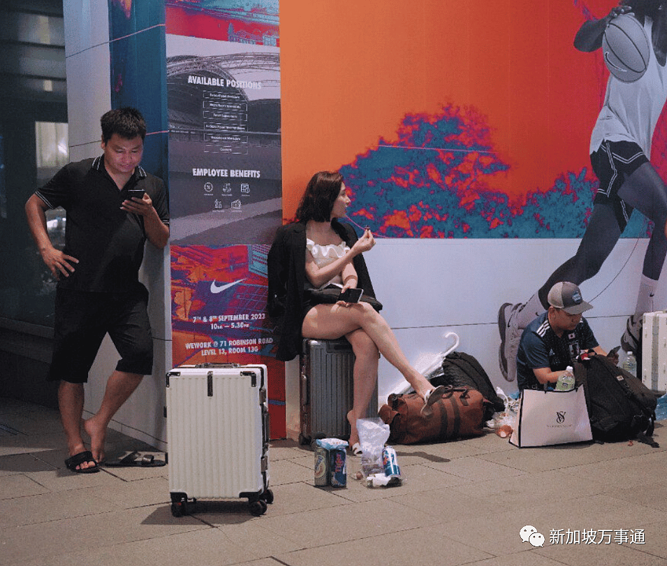 连夜打地铺、大排长龙17小时！中国人都专程飞来抢！iPhone15开售新加坡“杀疯了（组图） - 13