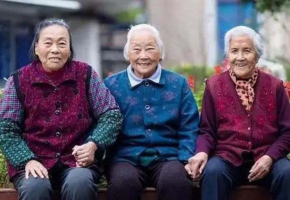 一千名百岁老人调查结果：健康的人的共性，不是运动，而是这3点（组图） - 5