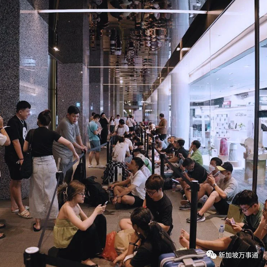 连夜打地铺、大排长龙17小时！中国人都专程飞来抢！iPhone15开售新加坡“杀疯了（组图） - 1