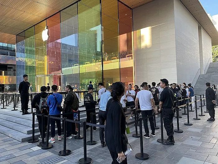 iPhone 15正式发售首日门店依然排长队，苹果在中国将开一家新店（组图） - 2