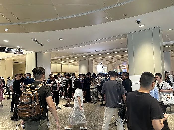 iPhone 15正式发售首日门店依然排长队，苹果在中国将开一家新店（组图） - 3