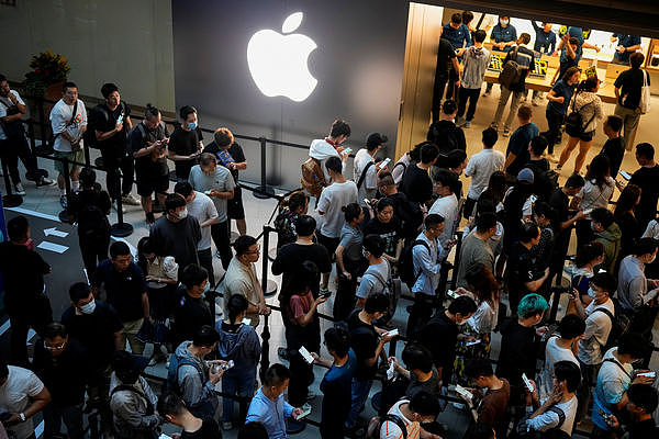 苹果新机中国开卖，北京三里屯有人凌晨1时排队（组图） - 1