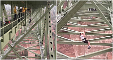 2屁孩闯大桥拍玩命影片！挑战200公尺荡秋千惨受困，大批警消出动急救援（图）