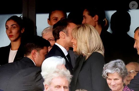 法国总统夫妇太甜！小丽主动贴脸杀，小马当众逗老婆，中老年人爱起来真不可救药（组图） - 20