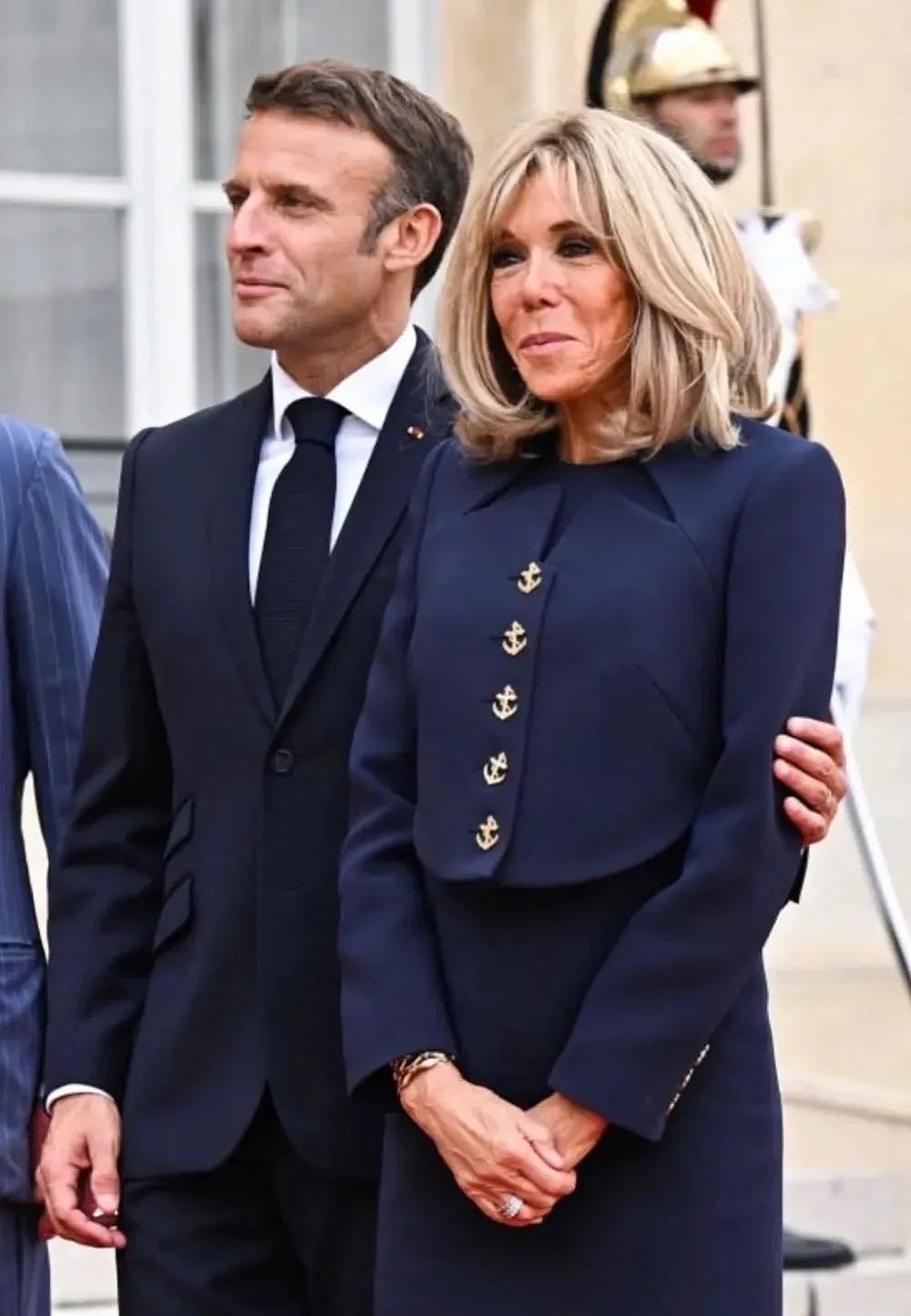 法国总统夫妇太甜！小丽主动贴脸杀，小马当众逗老婆，中老年人爱起来真不可救药（组图） - 2