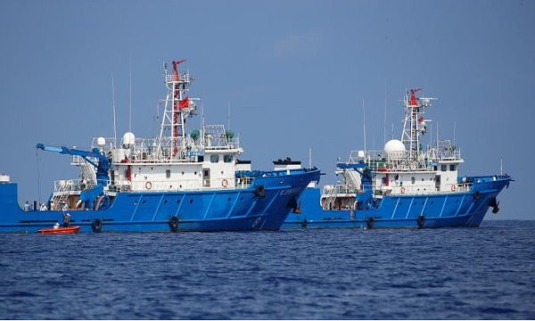 中国：菲律宾船只闯入黄岩岛！企图冲撞潟湖（组图） - 2