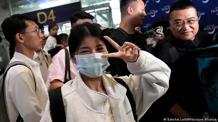 泰国免签第一天：中国游客受到泰国总理亲自迎接（组图） - 1
