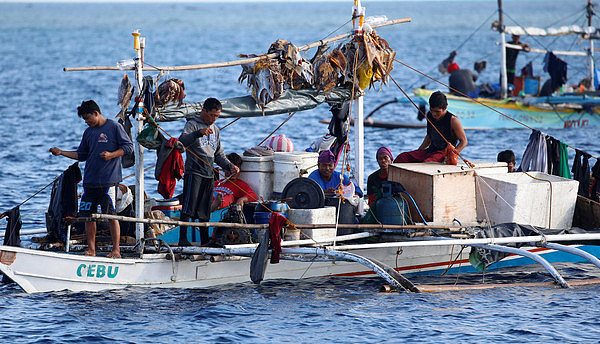 中国：菲律宾船只闯入黄岩岛！企图冲撞潟湖（组图） - 1